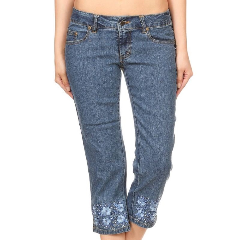 Capri with floral embroidery